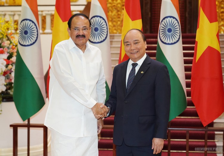 Thủ tướng Nguyễn Xuân Phúc và Phó Tổng thống, Chủ tịch Thượng viện Ấn Độ Venkaiah Naidu. Ảnh VGP