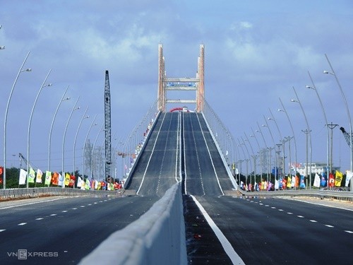 Cầu Bạch Đằng (Quảng Ninh).
