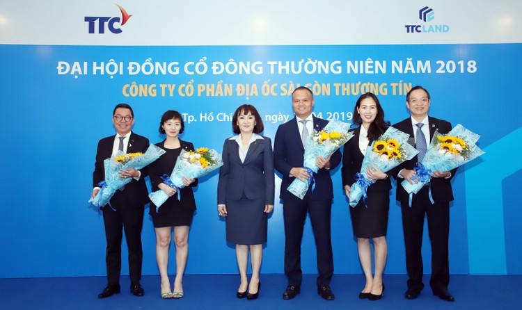 Ông Nguyễn Đăng Thanh (chính giữa) được bổ nhiệm kiêm nhiệm Chủ tịch HĐQT kiêm Tổng giám đốc TTC Land.