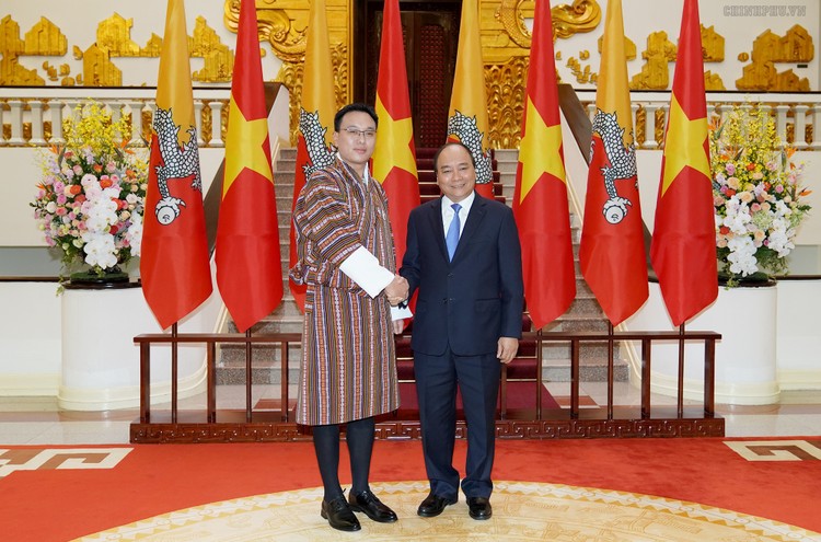 Thủ tướng Nguyễn Xuân Phúc và Chủ tịch Thượng viện Bhutan Tashi Dorji.  Ảnh: VGP