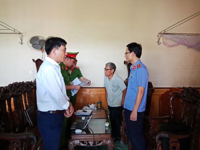 Cựu Chủ tịch xã Trần Văn Phú đang bị cơ quan chức năng đọc lệnh bắt giam.