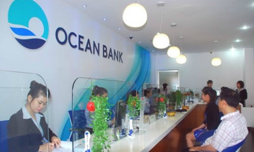Khách hàng giao dịch tại một chi nhánh của OceanBank.
