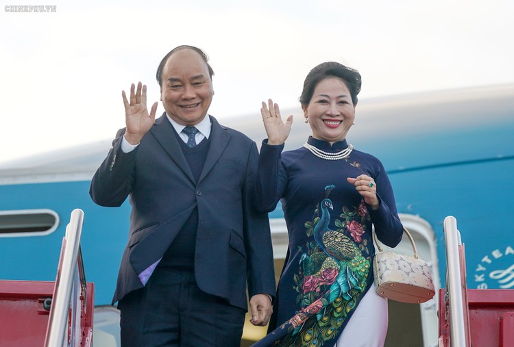 Thủ tướng Nguyễn Xuân Phúc cùng Phu nhân đến sân bay Gardermoen, Oslo, bắt đầu chuyến thăm chính thức Vương quốc Na Uy. Ảnh: VGP