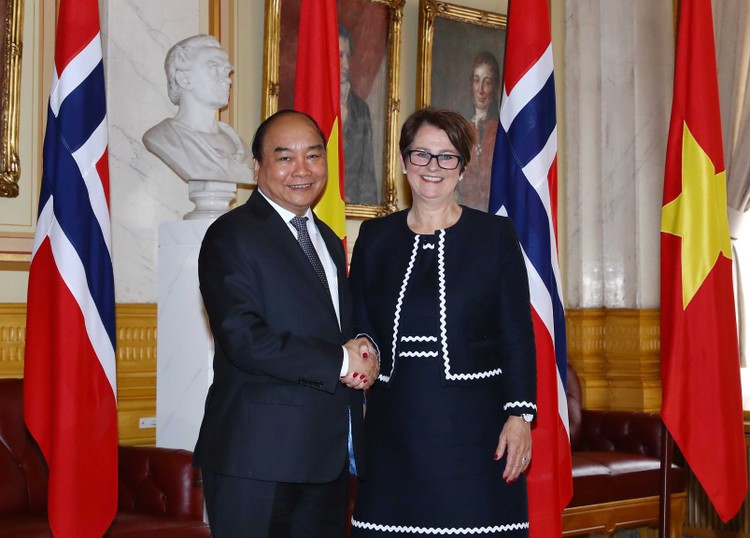 Thủ tướng Nguyễn Xuân Phúc và Chủ tịch Quốc hội Na Uy Tô-ne Trô-en. Ảnh VGP