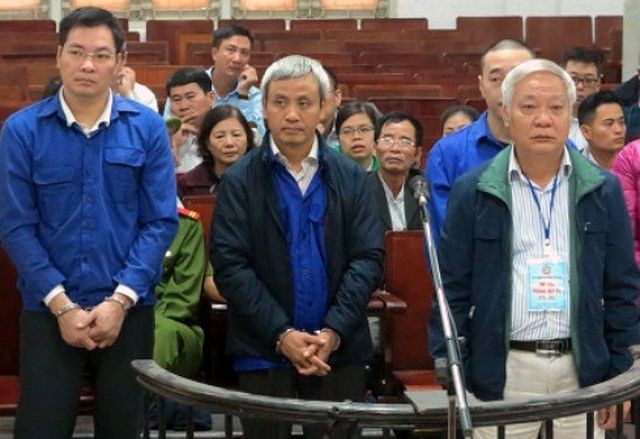 Cựu Chủ tịch GPBank Tạ Bá Long (giữa) tại phiên xử hồi tháng 12/2017.