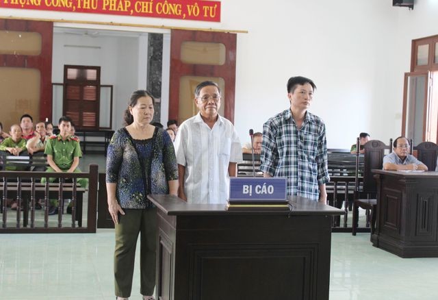 Cáo bị cáo Nguyên, Công, Tuấn (từ trái qua phải) nghe tòa tuyên án.