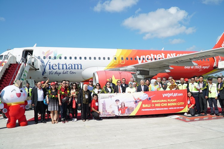 Đại diện Bộ Du lịch Indonesia và lãnh đạo sân bay quốc tế Ngurah Rai chào mừng chuyến bay khai trương của Vietjet đến Bali 