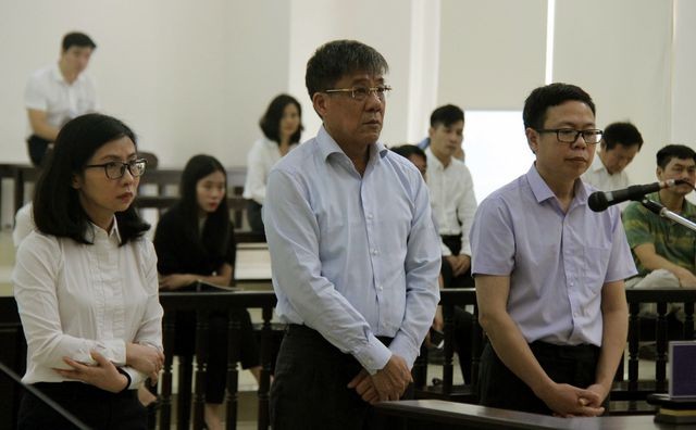 Cựu Tổng Giám đốc PVEP Đỗ Văn Khạnh (giữa) cùng hai đồng phạm.