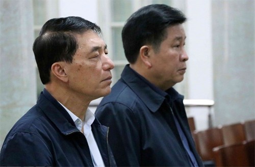 Hai cựu thứ trưởng Công an Trần Việt Tân (trái) và Bùi Văn Thành, tại phiên tòa sơ thẩm. Ảnh: TTXVN.