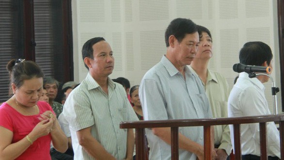 Bị cáo Trương Huy Liệu cùng các bị cáo tại phiên tòa