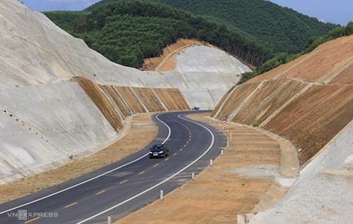 Cao tốc La Sơn - Tuý Loan nối vào cao tốc Bắc - Nam.