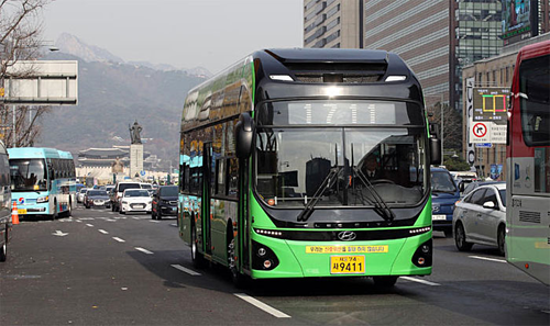 Một chiếc buýt điện chạy thử tại Gwanghwamun, Seoul vào tháng 11/2018. Ảnh: Digital Chosun