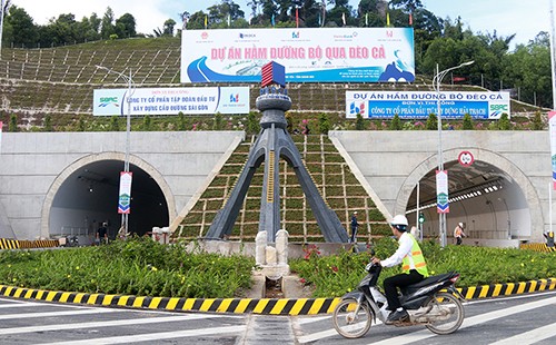 Hầm Đèo Cả trên Quốc lộ 1A, giúp rút ngắn thời gian từ Khánh Hòa qua Phú Yên và hướng ngược lại. 