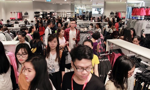 Khách hàng chen chân mua sắm trong ngày H&M ra mắt cửa hàng tại Hà Nội năm ngoái. 