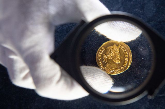 Đồng xu vàng La Mã được sản xuất trong khoảng năm 293-296 sau Công nguyên.
