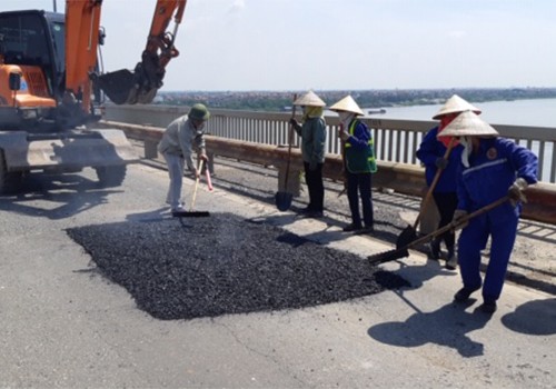 Công nhân sửa chữa mặt cầu Thăng Long.