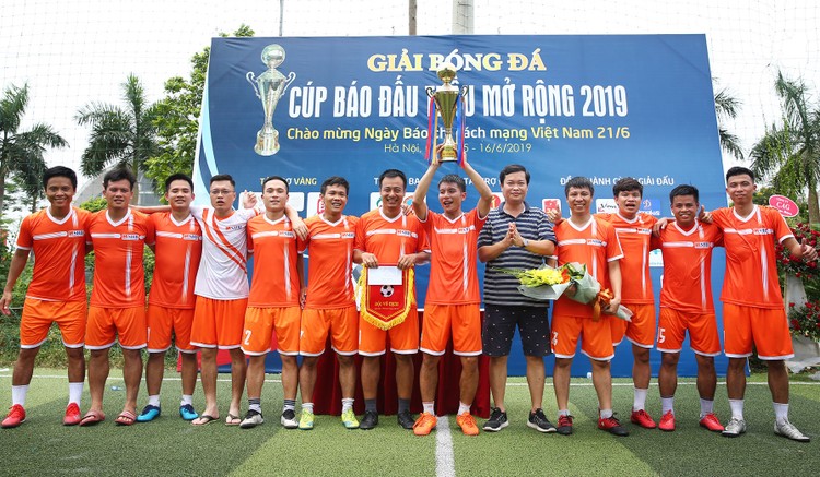 Tổng biên tập Đỗ Xuân Khánh trao Cup vô địch cho đội Ngân hàng TMCP Sài Gòn - Hà Nội (SHB). Ảnh: Lê Tiên