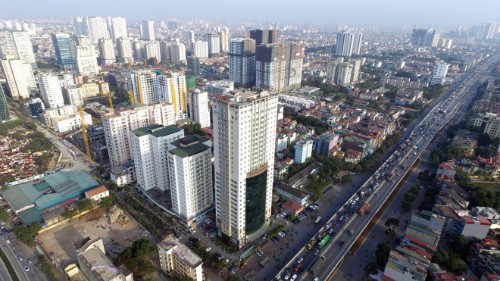Một tuyến đường tại Hà Nội có nhiều dự án chung cư. 