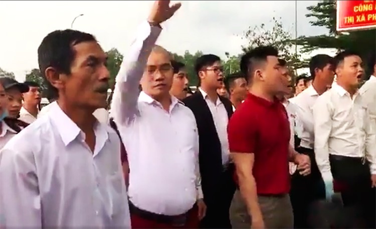 Đứng trước cổng trụ sở Công an thị xã Phú Mỹ, hàng chục nhân viên địa ốc Alibaba liên tục hô to "thả người" theo khởi xướng của ông Nguyễn Thái Luyện - Tổng Giám đốc công ty.