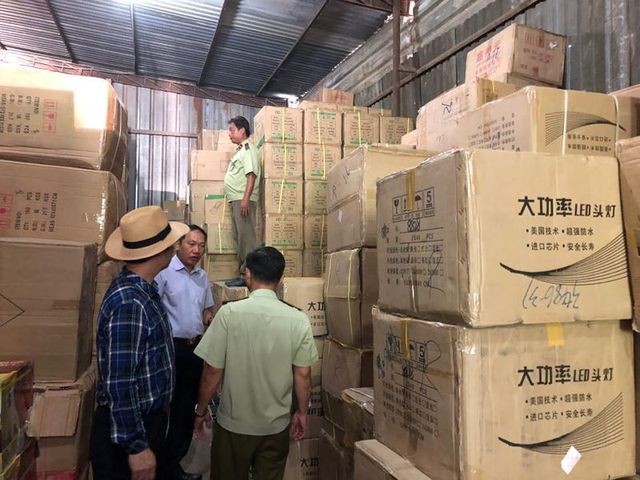 "Đột kích" kho hàng tại TPHCM thu giữ hàng triệu bộ ấm chén, bát đũa Trung Quốc