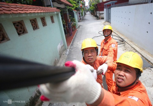 Công nhân Điện lực Hà Nội sửa chữa đường dây tại quận Long Biên.