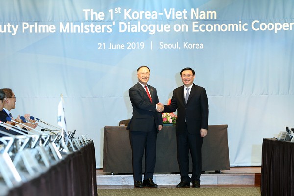 Phó Thủ tướng Vương Đình Huệ và Phó Thủ tướng Hàn Quốc Hong Nam Ki. Ảnh: VGP