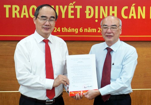 Bí thư Thành ủy TP HCM Nguyễn Thiện Nhân trao quyết định cho ông Phan Nguyễn Như Khuê. 