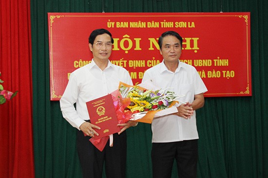 Phó chủ tịch tỉnh Lê Hồng Minh trao quyết định bổ nhiệm cho ông Nguyễn Huy Hoàng (trái). Ảnh: Báo Sơn La