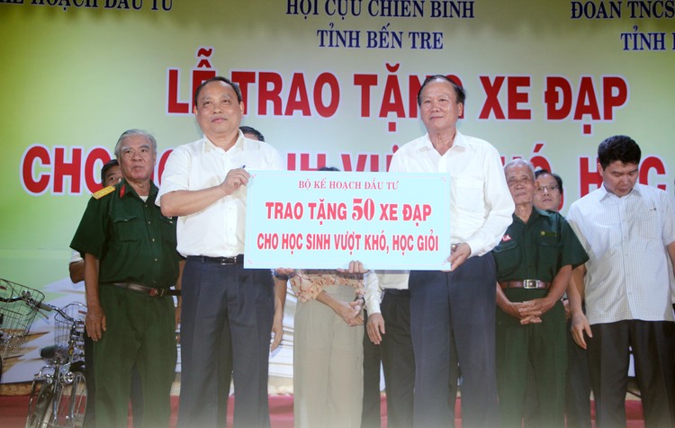 Thứ trưởng Bộ KH&ĐT Nguyễn Văn Hiếu trao tặng 50 xe đạp cho học sinh vượt khó học giỏi của tỉnh Bến Tre. Ảnh: Văn Huyền
