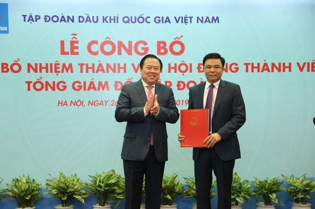 Lãnh đạo Ủy ban Quản lý vốn Nhà nước tại doanh nghiệp trao quyết định cho ông Nguyễn Mạnh Hùng.