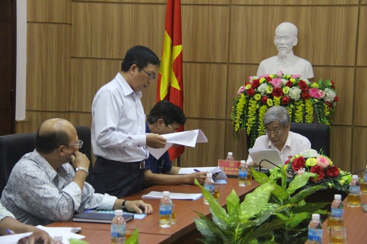 Ông Nguyễn Cao Ký (TGĐ PC Khánh Hòa) báo cáo trước Đoàn ĐBQH tỉnh Khánh Hòa
