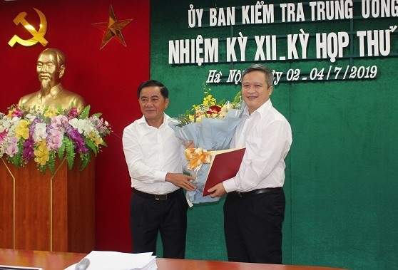 Đồng chí Trần Cẩm Tú trao quyết định và chúc mừng đồng chí Trần Tiến Hưng.