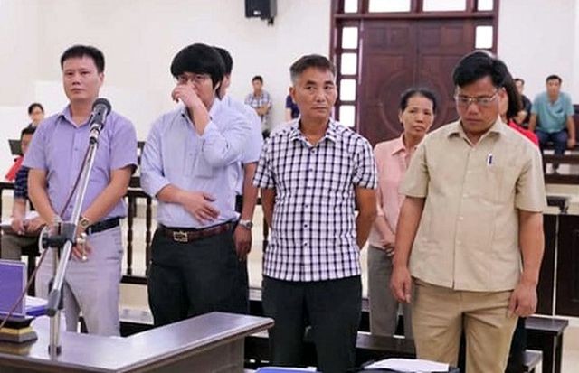 Cựu Chủ tịch UBND xã Xuân Đỉnh Nguyễn Hữu Khiêm (ngoài cùng bên phải) và đồng phạm tại tòa sơ thẩm.