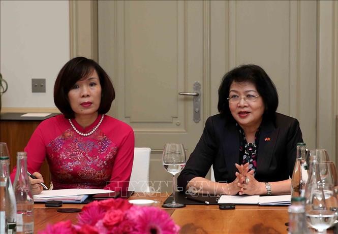 Phó Chủ tịch nước Đặng Thị Ngọc Thịnh tặng quà lưu niệm cho nhóm chuyên gia – trí thức người Việt tại Thụy Sỹ.