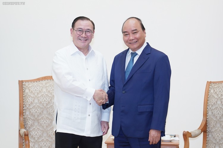 Thủ tướng Nguyễn Xuân Phúc và Bộ trưởng Ngoại giao Philippines Teodoro Lopez Locsin - Ảnh: VGP