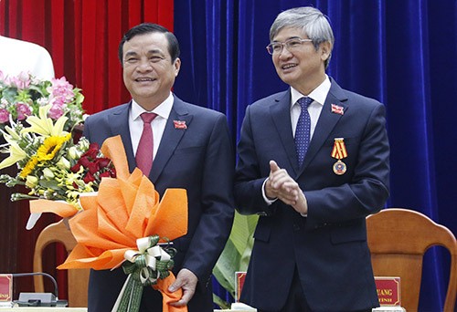 Ông Phan Việt Cường (trái) nhận hoa chúc mừng từ người tiền nhiệm Nguyễn Ngọc Quang.