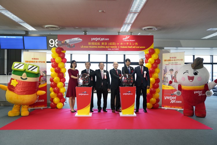 Các đại diện lãnh đạo từ Đại sứ quán Việt Nam tại Nhật Bản, Sân bay quốc tế Narita, Vietjet, Bộ Đất đai, Hạ tầng, Giao thông và Du lịch Nhật Bản và Cơ quan xúc tiến du lịch Nhật Bản cùng tham gia vào nghi thức khai trương đường bay mới của Vietjet.