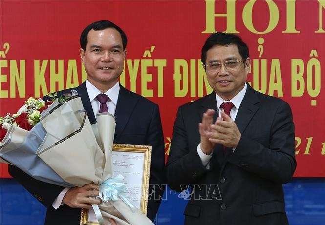 Đồng chí Phạm Minh Chính trao quyết định và chúc mừng đồng chí Nguyễn Đình Khang. Ảnh TTXVN
