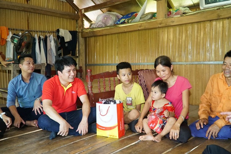 Anh Dương Hoài Nam cùng đoàn công tác Vietjet thăm gia đình và tặng quà cho em nhỏ tại huyện Định Hóa, tỉnh Thái Nguyên