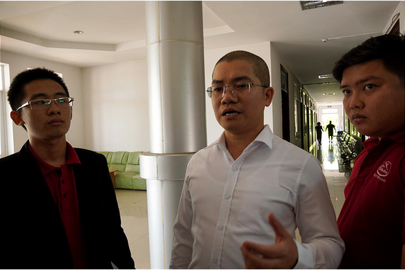 Ông Nguyễn Thái Luyện (giữa) trả lời báo chí sau buổi làm việc với Công an Bà Rịa-Vũng Tàu ngày 4-7