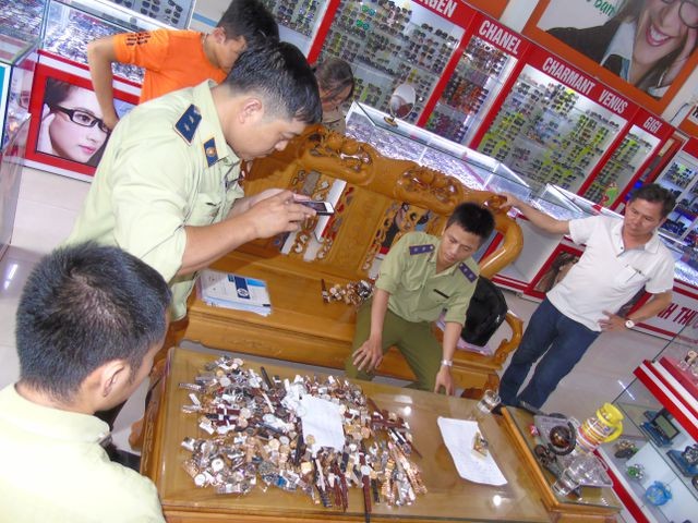 Lực lượng Quản lý thị trường tỉnh Quảng Nam kiểm tra cửa hàng kinh doanh đồng hồ trên địa bàn