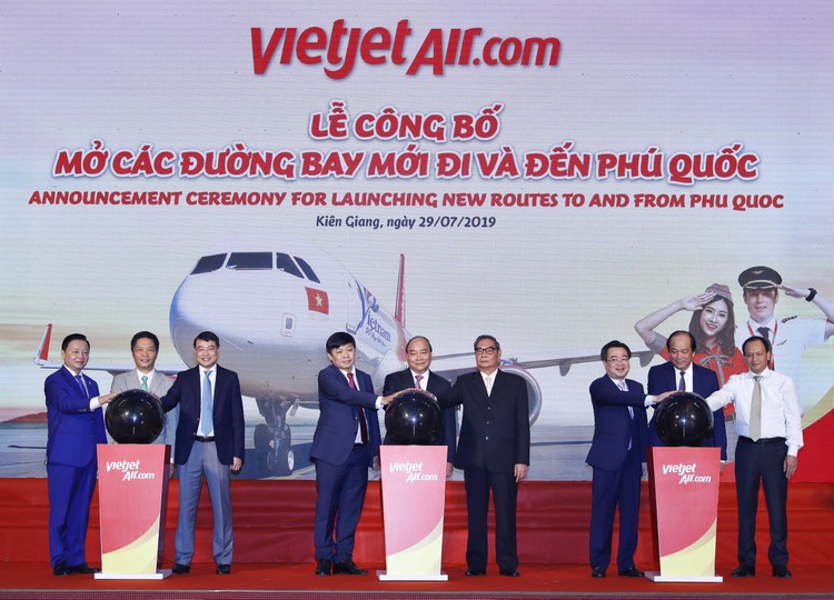 Thủ tướng Nguyễn Xuân Phúc và đoàn lãnh đạo cấp cao của Chính phủ Việt Nam bấm nút công bố kế hoạch khai thác đến và đi Phú Quốc