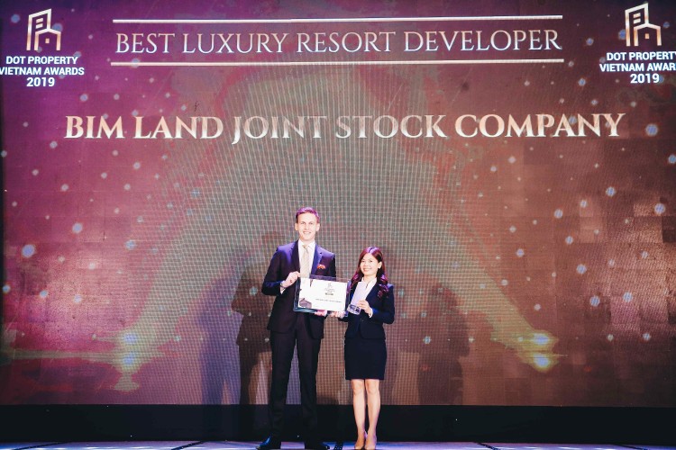 Đại diện Công ty BIM Land nhận giải thưởng Nhà phát triển bất động sản nghỉ dưỡng cao cấp tốt nhất Việt Nam 2019