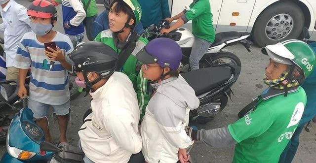 Hàng chục tài xế tiến hành vây bắt cặp nam nữ lừa đảo (Ảnh: PLO)