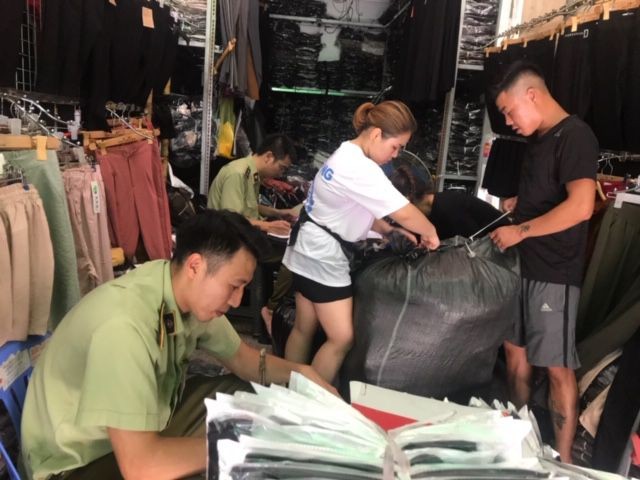 Cục Quản lý thị trường Thành phố Hà Nội đã kiểm tra 11 cơ sở kinh doanh quần áo tại xã Ninh Hiệp, huyện Gia Lâm..