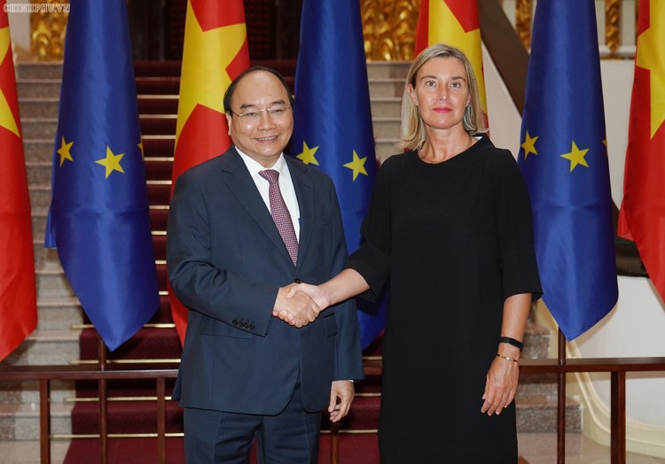 Thủ tướng Nguyễn Xuân Phúc và Phó Chủ tịch EC, Đại diện cấp cao của EU về Chính sách đối ngoại và an ninh Federica Mogherini - Ảnh: VGP