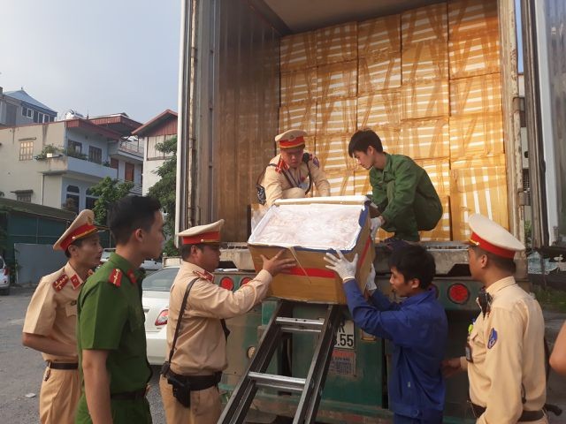 Lực lượng cảnh sát đang kiểm đếm lượng nội tạng trên container