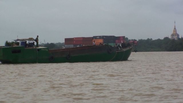 Lực lượng công an vây bắt một thuyền vận chuyển cát trái phép
