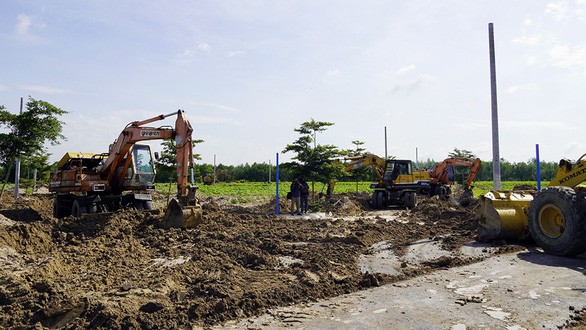 Xe ủi và xe cuốc phá bỏ đường giao thông xây trái phép trong một khu đất Công ty CP địa ốc Alibaba huy động vốn đầu tư tại Bà Rịa - Vũng Tàu (sáng 22-7)