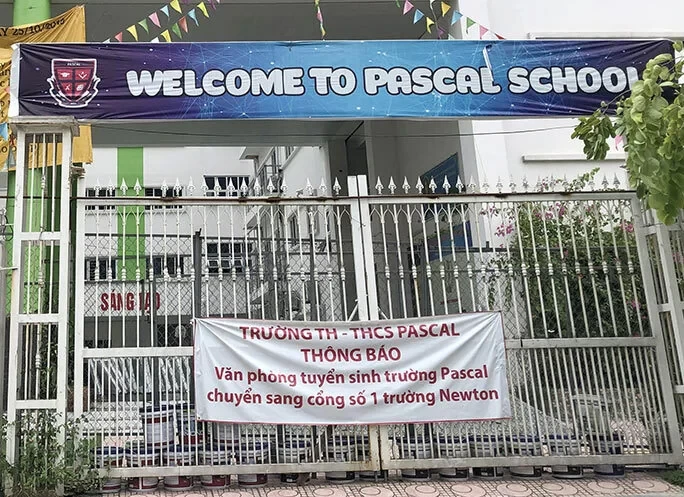 Một trong bốn cổng của trường Pascal trong ngày 13/8.